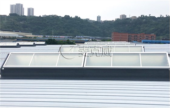 上開式三角型電動采光排煙天窗產品圖